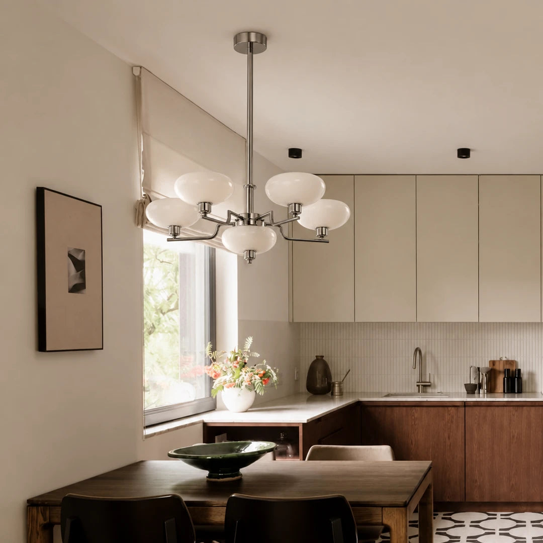 Lustre pendente Astro cromado com cinco cúpulas em sala de jantar contemporânea