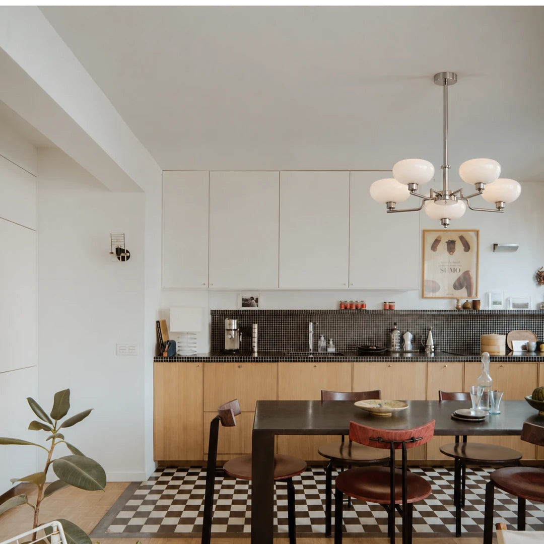 Lustre pendente Astro cinco cúpulas em cozinha integrada com sala de jantar