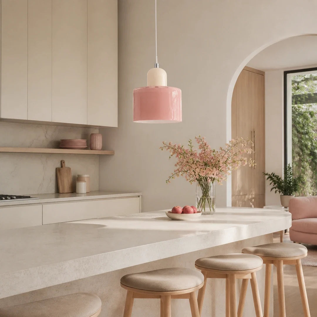 Luminária pendente Croma rosa e creme instalada sobre ilha de cozinha contemporânea