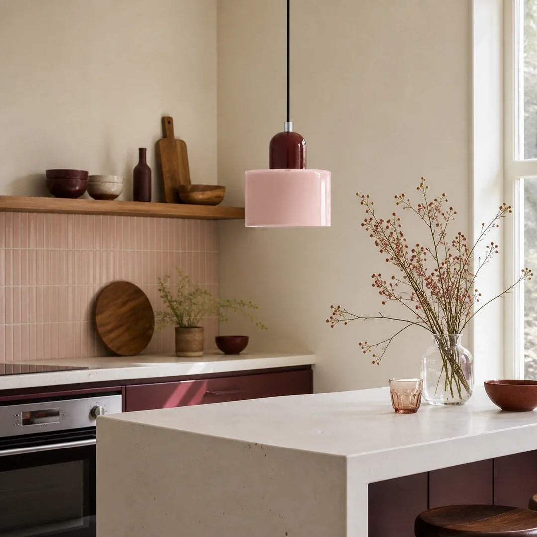Luminária pendente Croma rosa e vinho instalada sobre península de cozinha sofisticada