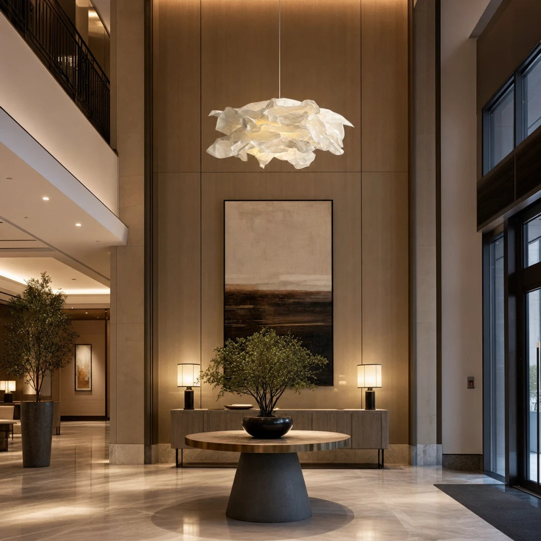 Pendente origami Hana Ø85cm em hall de hotel com pé-direito duplo — Pendente Hana Origami Ø85cm — Tonzi