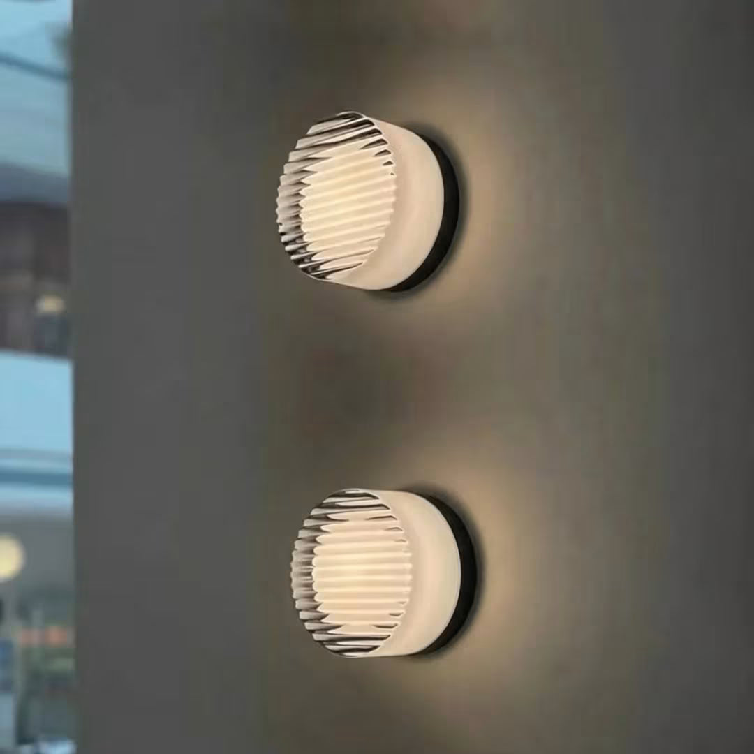 Detalhe do vidro minimalista e alumínio do arandela Vega — Tonzi
