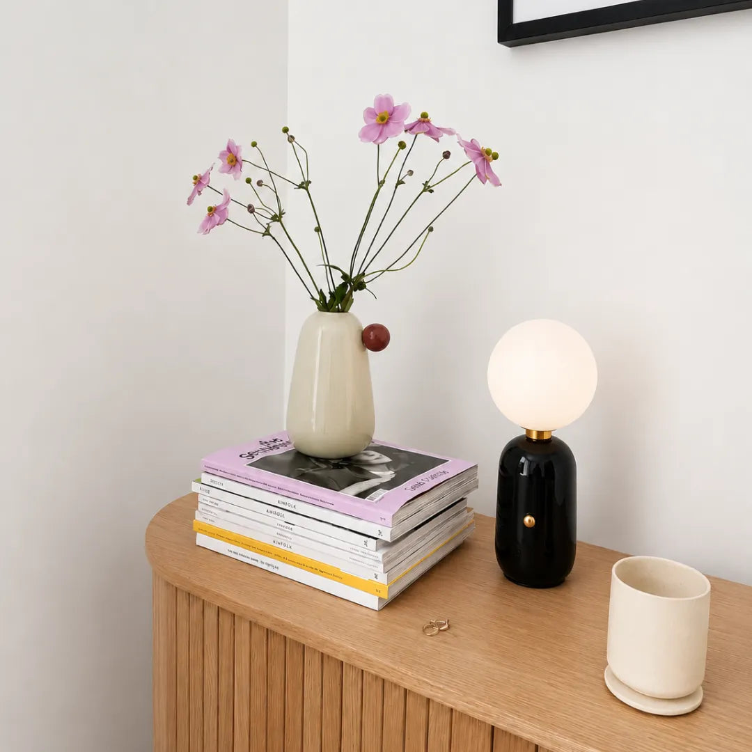 Luminária de mesa Art Deco em vidro LED Bauhaus Tonzi compondo escrivaninha com livros