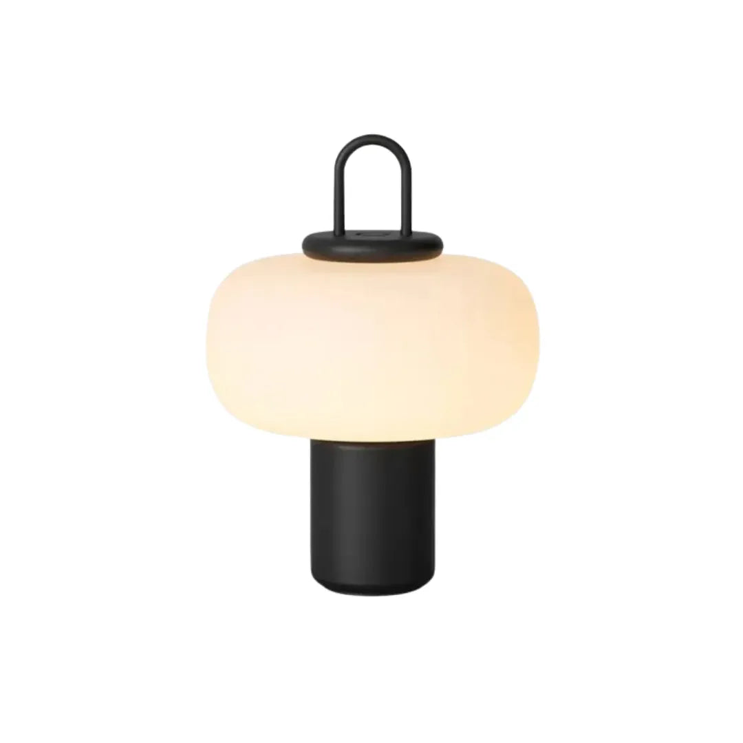 Luminária de mesa Art Deco em vidro LED minimalista Tonzi em sala contemporânea com sofá de linho
