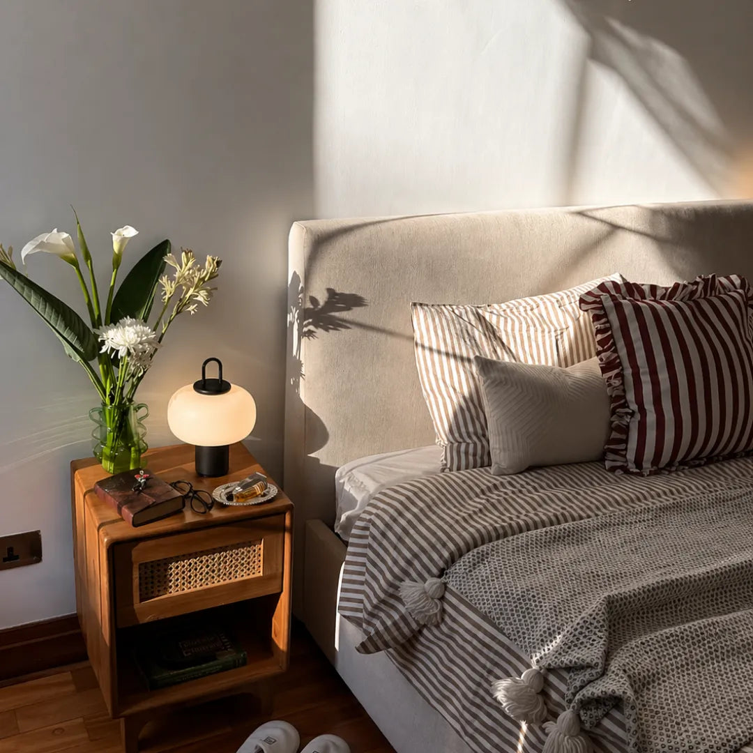 Luminária de mesa Art Deco em vidro LED minimalista Tonzi em sala de leitura com poltrona de couro