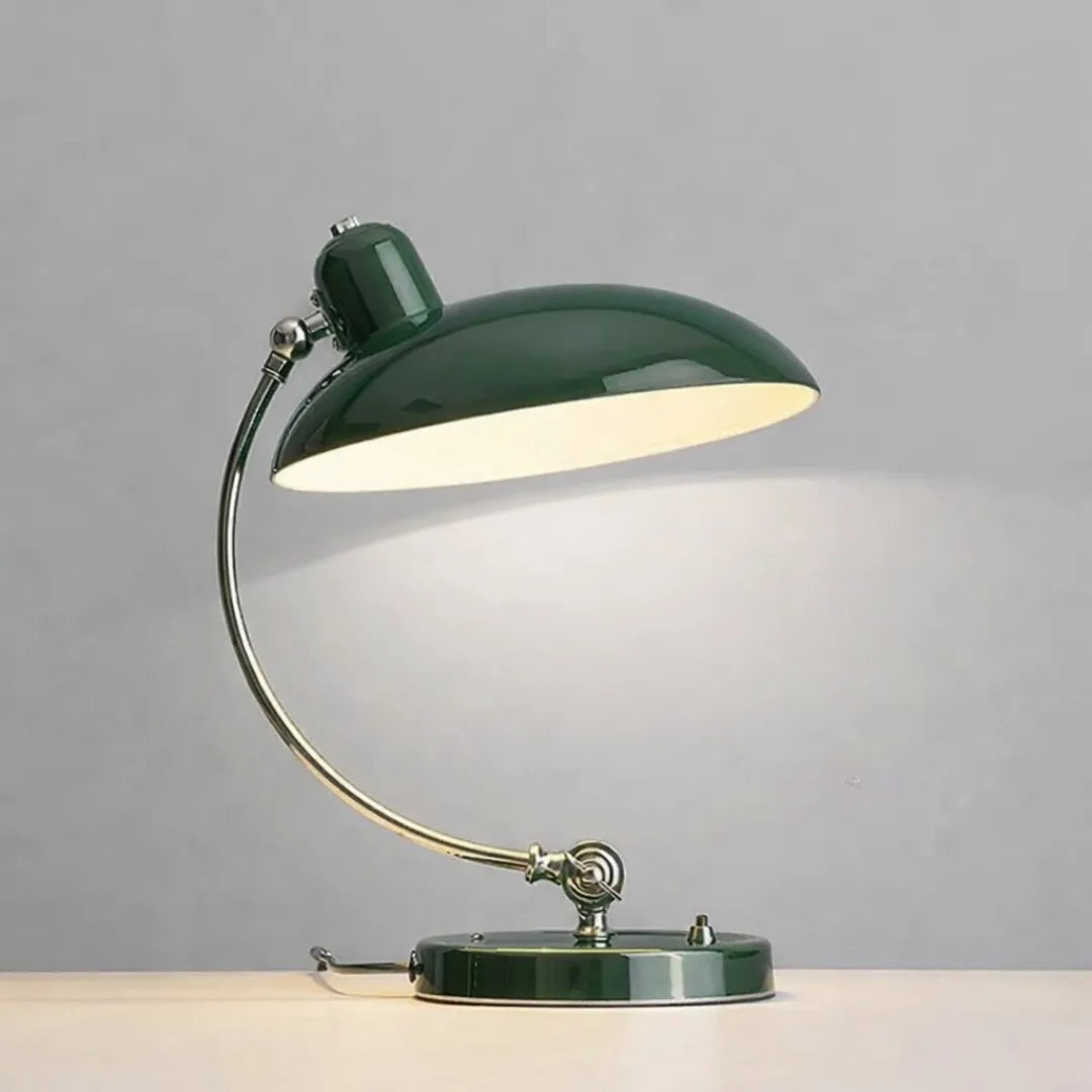 Luminária de mesa Bauhaus dinamarquesa Tonzi acesa em cabeceira de quarto japandi