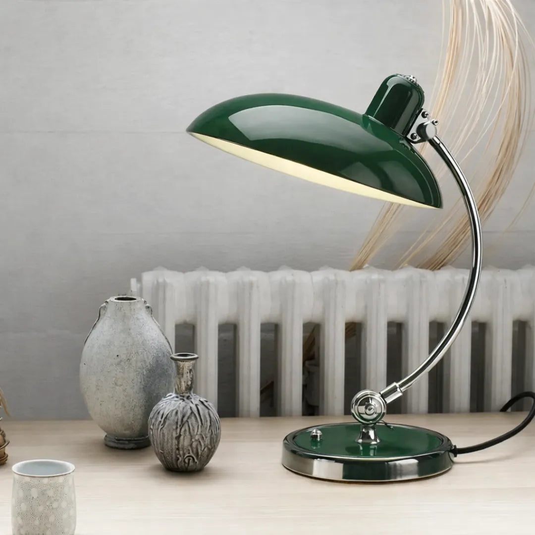 Luminária de mesa Bauhaus dinamarquesa Tonzi vista lateral com sombreamento natural difuso