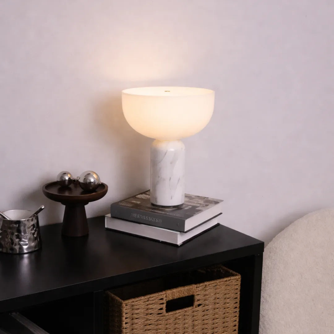 Luminária de mesa candeeiro de mármore dinamarquesa Tonzi compondo cabeceira com cerâmica