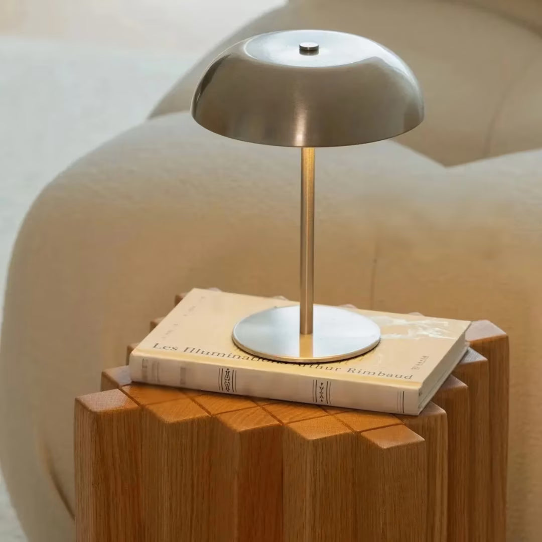 luminaria-de-mesa-led-touch-em-cima-do-livro