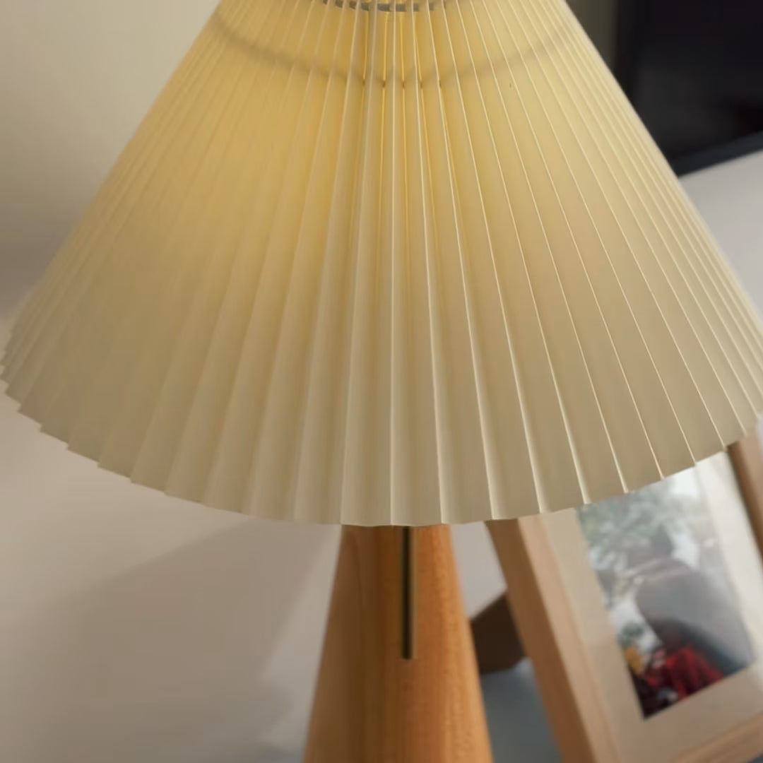 Luminária de mesa Harlow em madeira nórdica e bambu Tonzi vista frontal mostrando silhueta vintage