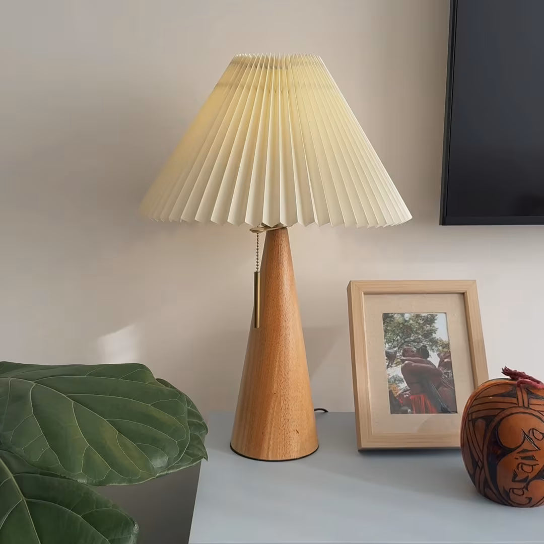 Luminária de mesa Harlow em madeira nórdica e bambu Tonzi acesa em cabeceira de quarto japandi