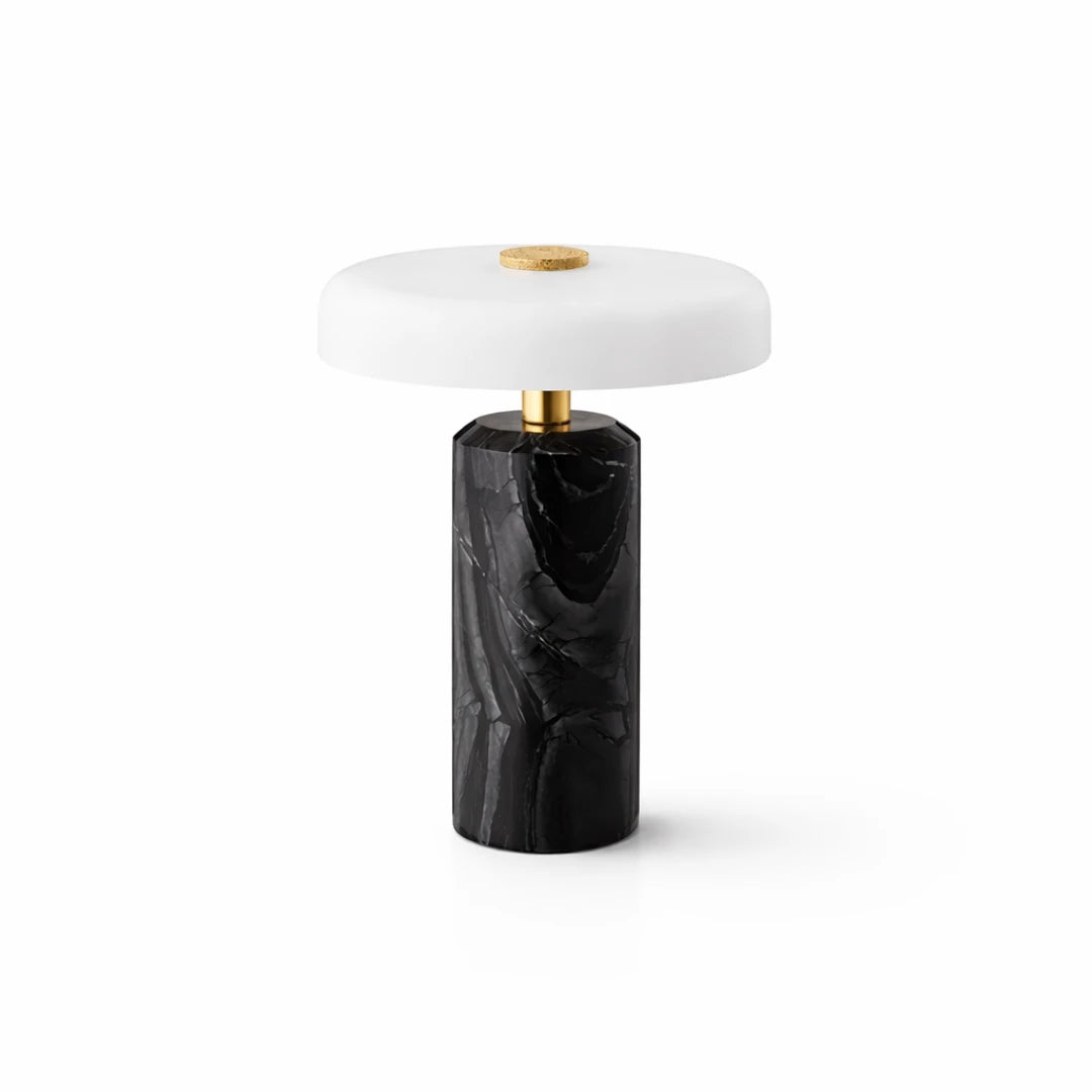 Luminária de mesa portátil em mármore LED dinamarquês Tonzi em sala contemporânea