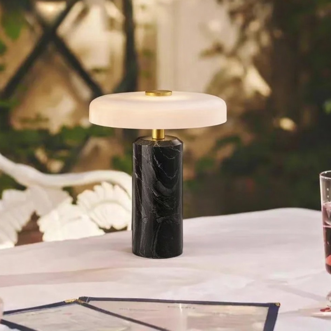 Luminária de mesa portátil em mármore LED dinamarquês Tonzi compondo cabeceira de quarto