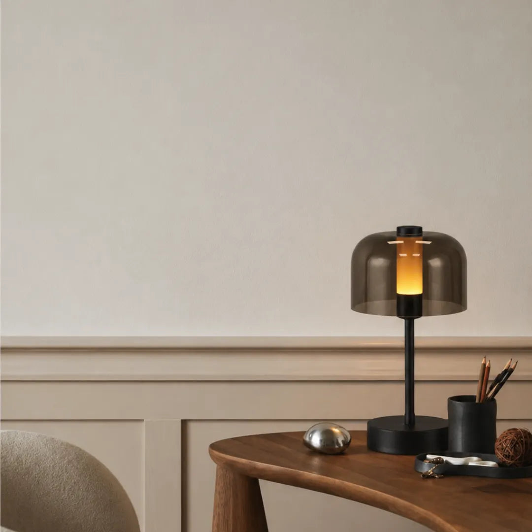 Luminária de mesa recarregável Abóbora Tonzi vista lateral com sombreamento natural