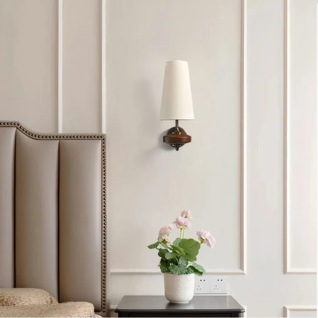 Luminária de Parede em Tecido Madeira Vintage Aurea instalada na parede