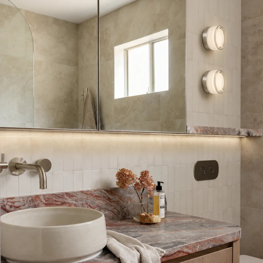 Arandela Opal com acabamento fumê e LED integrado — Luminária Opal — Tonzi