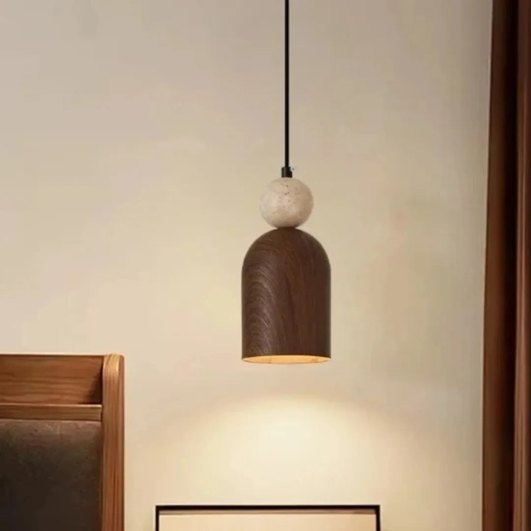Detalhe superior do pendente com esfera de pedra e corpo em madeira texturizada, fundo claro — Luminária de teto pedra de madeira LED nórdica — Tonzi