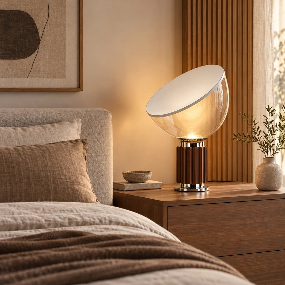 Luminária de Mesa Taccia Marrom ambientada em quarto
