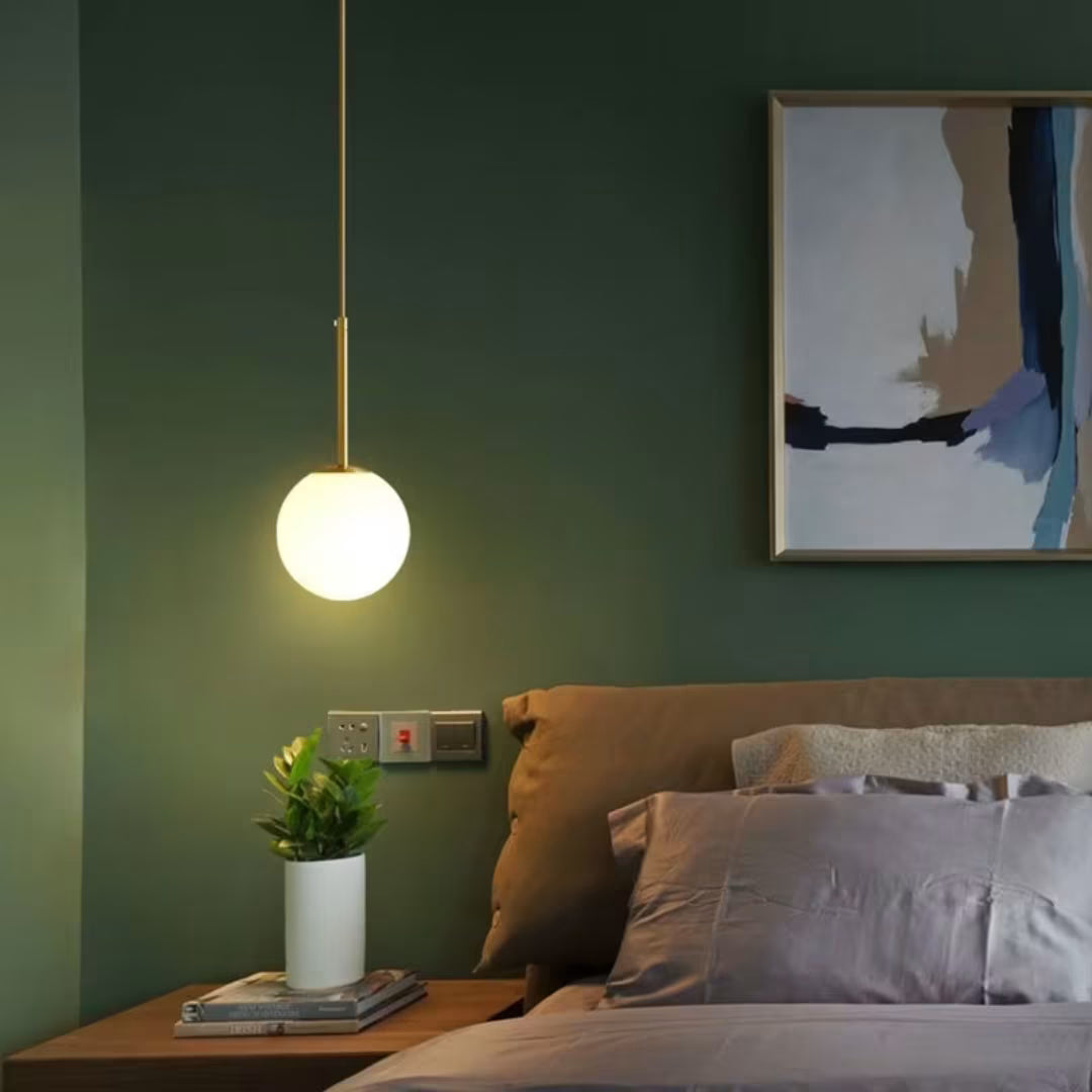 Pendente bola de vidro branca em quarto contemporâneo com luz suave — Pendente Bola de Vidro Branca — Tonzi