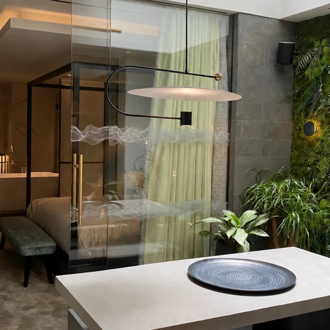 Pendente disco preto sobre bancada de suíte moderna com jardim vertical e parede de pedra — Luminária Pendente Disco Metal LED Minimalista Eclipse — Tonzi