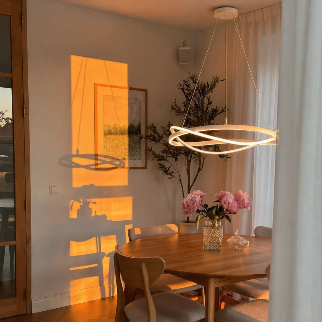 Luminária pendente LED em anel acesa sobre mesa redonda de madeira em sala de jantar com luz do entardecer — Luminária Pendente LED Anel Ajustável Moderno — Tonzi