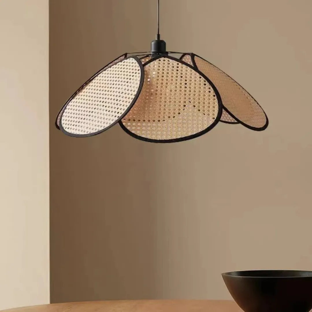 Detalhe da trama de rattan natural — Pendente Rattan Flor — Tonzi