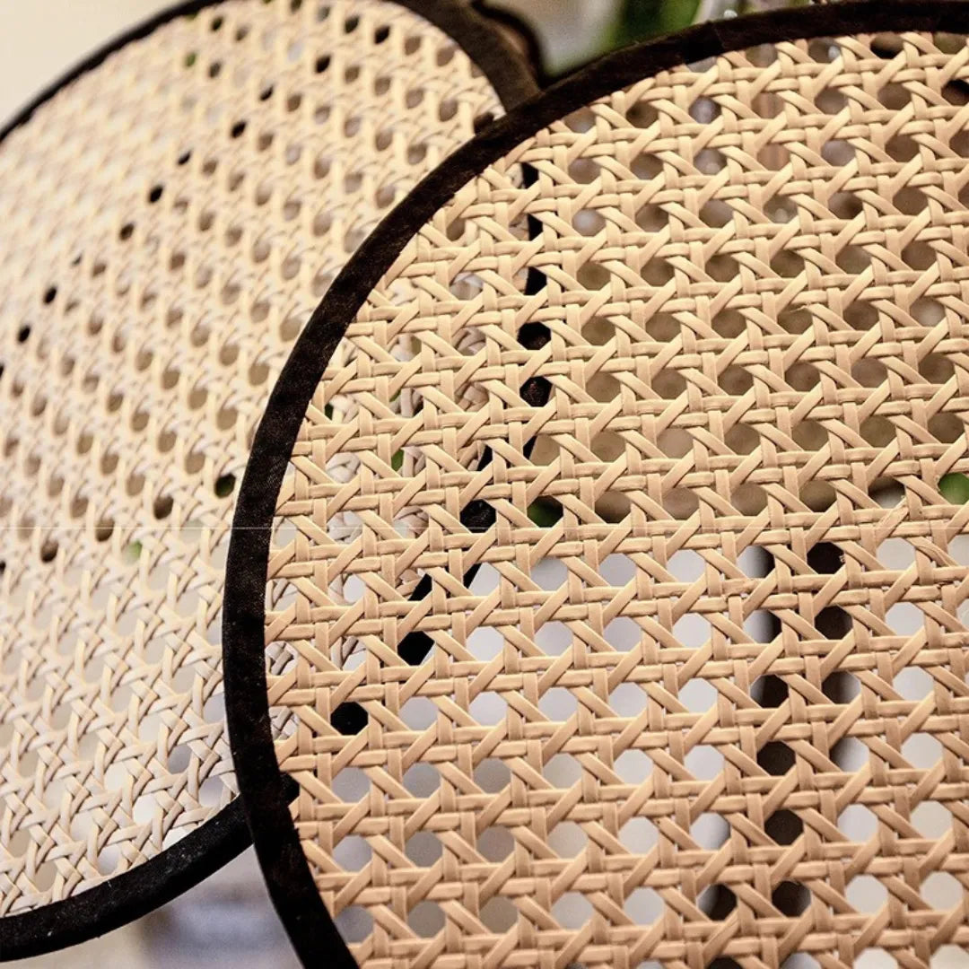 Detalhe do controle remoto e do brilho ajustável — Pendente Rattan Flor — Tonzi
