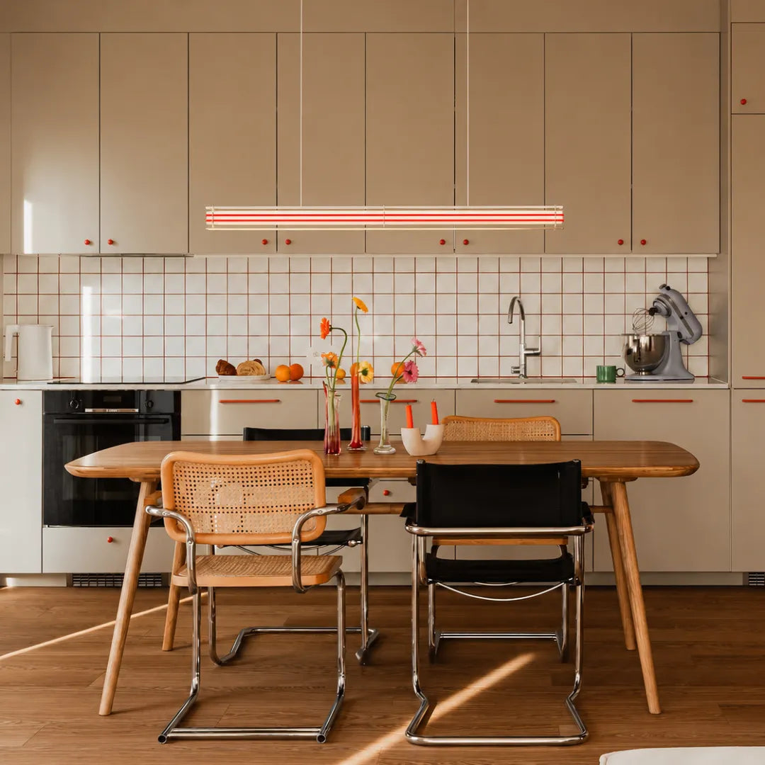 Pendente Linea aceso sobre mesa de jantar comprida em sala contemporânea — Luminária Pendente Linear LED Sala de Jantar Moderna Linea — Tonzi