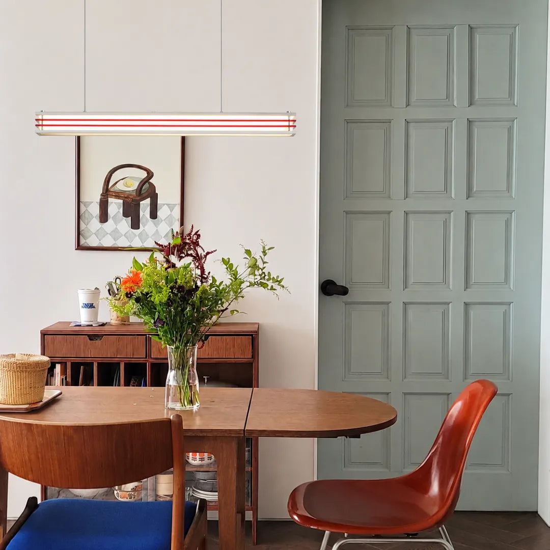 Pendente Linea aceso sobre ilha de cozinha gourmet com banquetas — Luminária Pendente Linear LED Sala de Jantar Moderna Linea — Tonzi