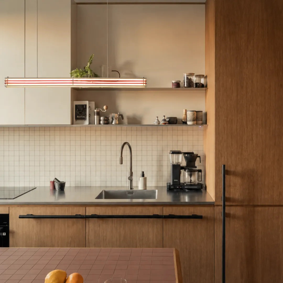 Detalhe do pendente Linea destacando o difusor LED linear e o acabamento branco fosco — Luminária Pendente Linear LED Sala de Jantar Moderna Linea — Tonzi