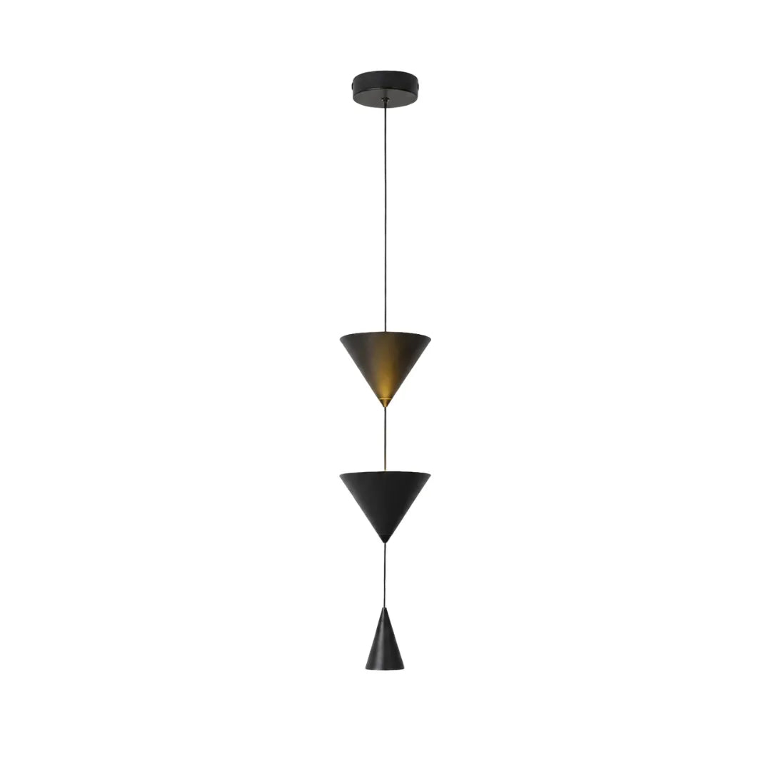 Pendente em metal preto com três cônicos invertidos em escala, fotografada em fundo branco — Luminária pendente metal LED cônica nórdica Pino — Tonzi