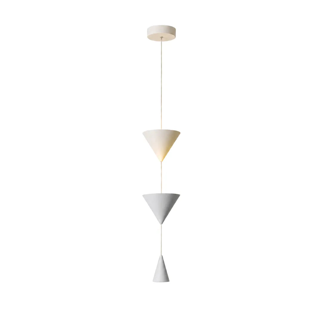 Pendente em metal branco com três cônicos invertidos em escala, fotografada em fundo branco — Luminária pendente metal LED cônica nórdica Pino — Tonzi
