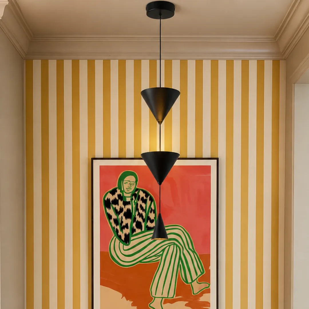 Pendente em metal preto sobre quadro figurativo com parede listrada amarela em ambiente clássico contemporâneo — Luminária pendente metal LED cônica nórdica Pino — Tonzi