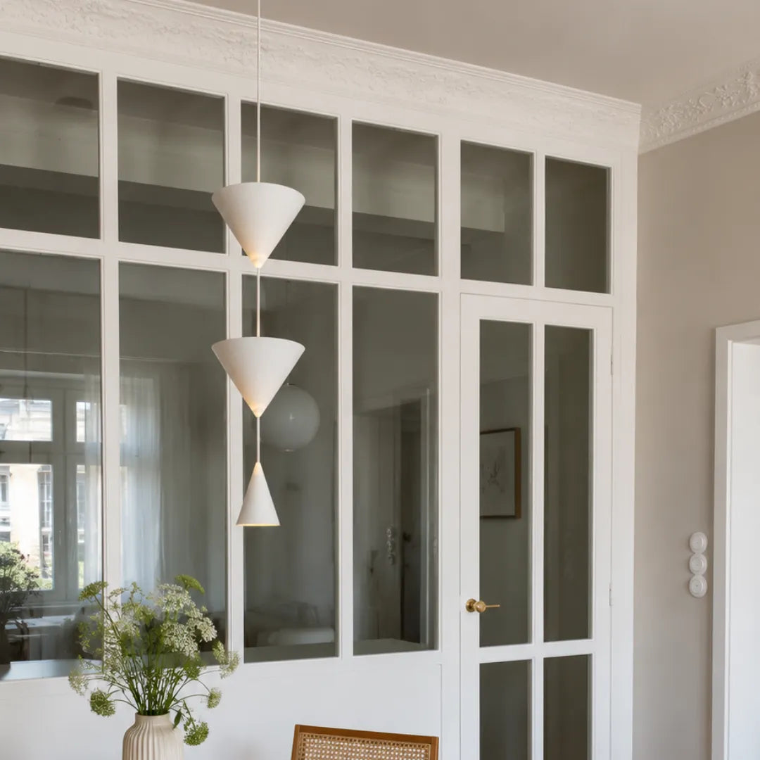 Pendente em metal branco em sala com porta francesa de vidro, vaso com flores do campo e ambientação clean — Luminária pendente metal LED cônica nórdica Pino — Tonzi