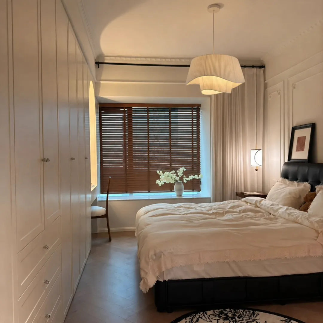 Pendente em tecido nórdico instalado em quarto Warm Minimalism — Pendente Tecido Nórdico — Tonzi