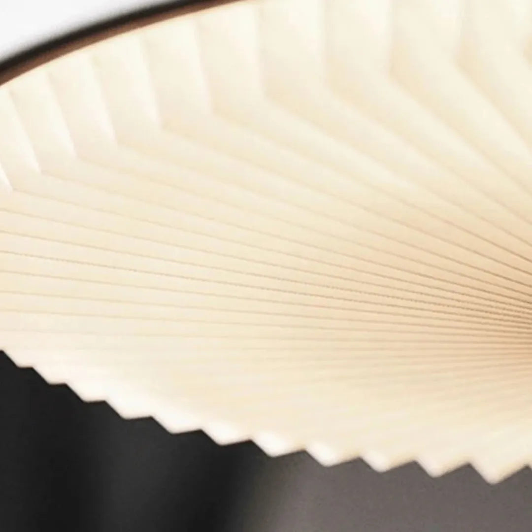 Luminária pendente Eryon sobre quarto sofisticado com luz quente — Tonzi