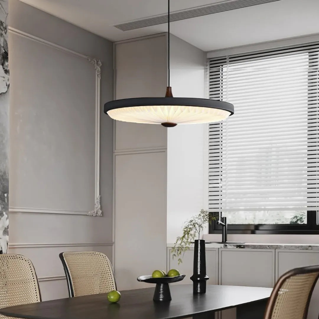 Luminária pendente Eryon com LED tricolor em sala de estar Art Déco — Tonzi