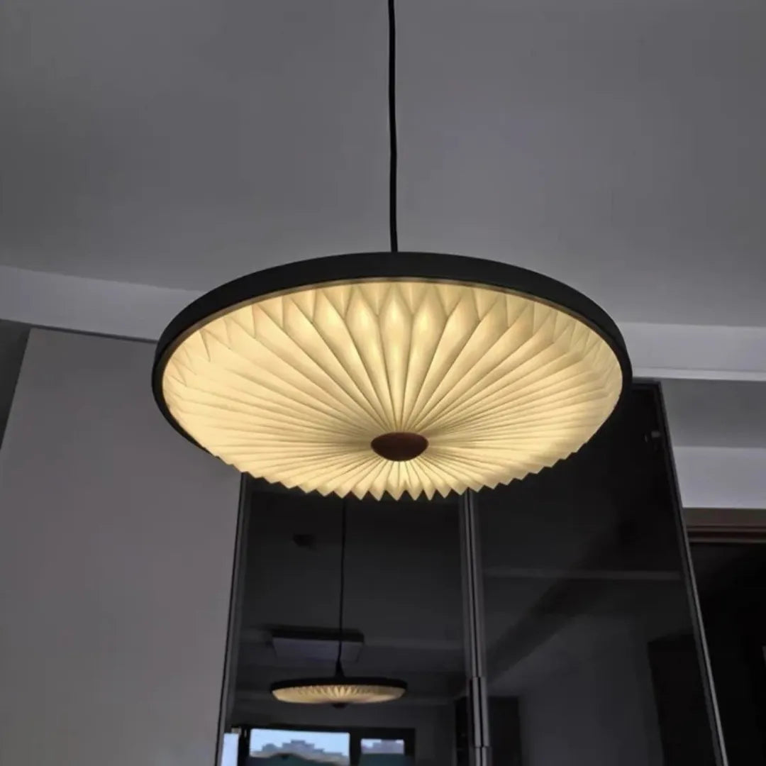 Pendente Eryon em ambiente Contemporary Luxury com controle remoto — Tonzi