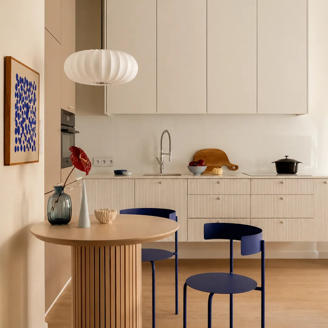 Pendente em seda branca em cozinha contemporânea bege com armários ripados e mesa redonda de madeira clara — Luminária pendente seda abóbora wabi sabi Hina — Tonzi