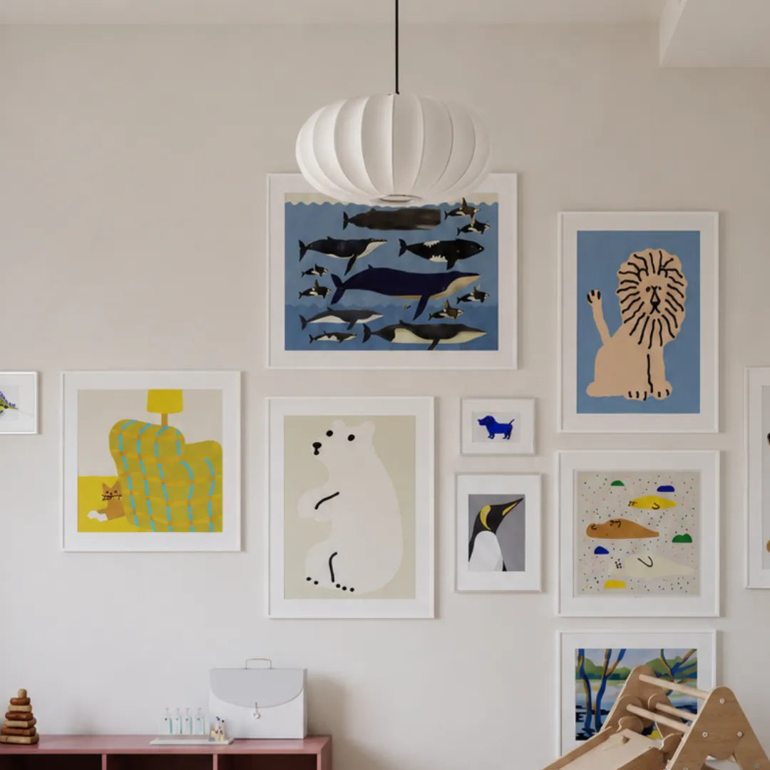 Pendente em seda branca em quarto infantil com gallery wall de quadros lúdicos sobre parede neutra — Luminária pendente seda abóbora wabi sabi Hina — Tonzi