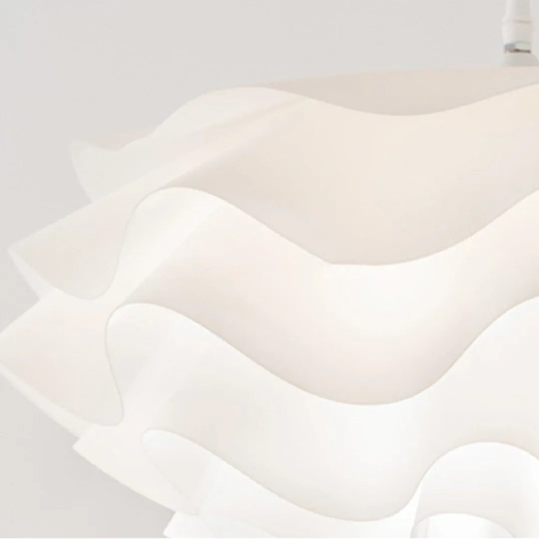 Vista lateral em close das pétalas de tecido branco do pendente — Luminária Pendente Tecido LED Minimalista Kaito — Tonzi