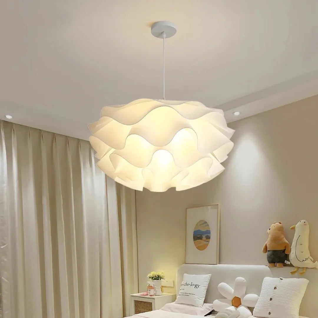 Pendente de pétalas brancas aceso em quarto aconchegante com cortinas claras e almofadas — Luminária Pendente Tecido LED Minimalista Kaito — Tonzi