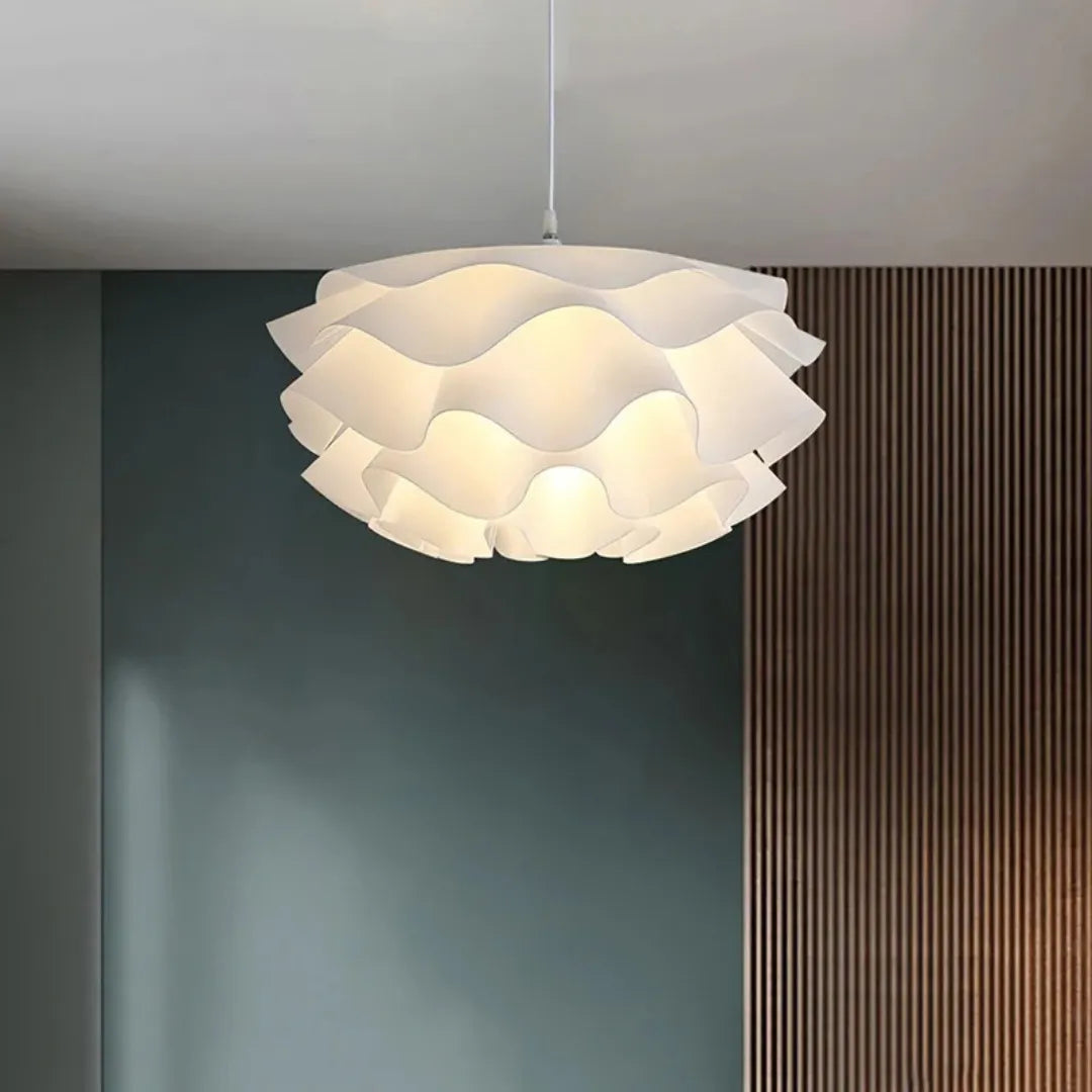 Pendente de pétalas brancas em sala contemporânea com parede verde e painel ripado de madeira — Luminária Pendente Tecido LED Minimalista Kaito — Tonzi