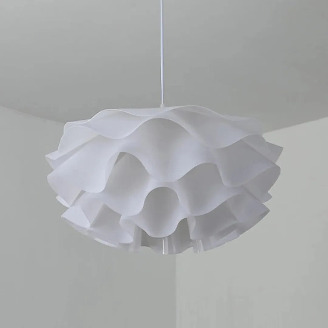 Pendente de pétalas brancas em quarto com parede rosa e guarda-roupa branco clássico — Luminária Pendente Tecido LED Minimalista Kaito — Tonzi