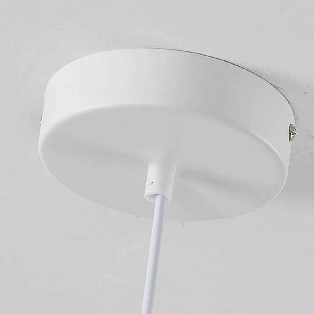 Pendente de pétalas de tecido branco em close mostrando as camadas onduladas em formato de flor — Luminária Pendente Tecido LED Minimalista Kaito — Tonzi