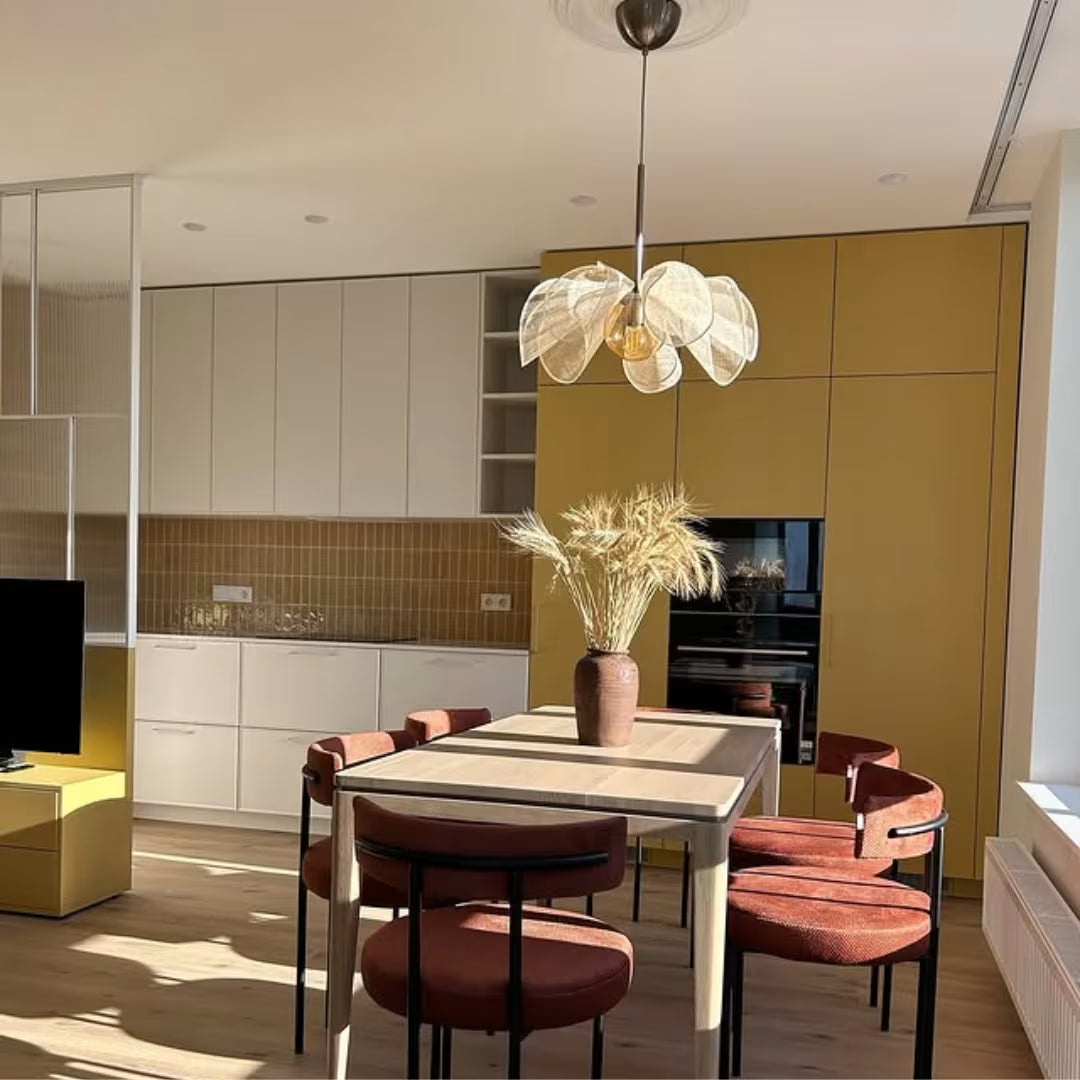 Luminária pendente wabi sabi acesa em sala de jantar com luz branca quente — Luminária Pendente Flor Japonesa — Tonzi
