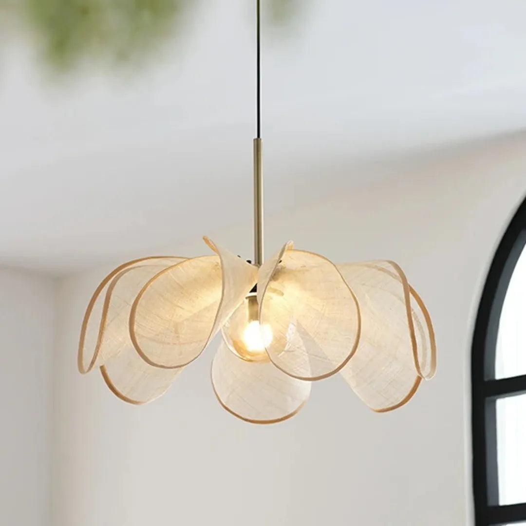 Detalhe da cúpula em tecido da luminária pendente wabi sabi com lâmpada acesa — Luminária Pendente Flor Japonesa — Tonzi
