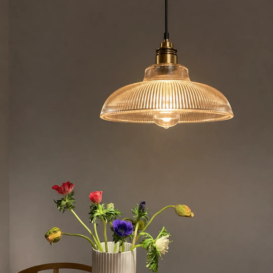 Pendente Halo cristal acesa sobre mesa de madeira com vaso de flores em ambiente acolhedor de parede cinza — Luminária Pendente Vidro Cobre Retrô Nórdica Halo — Tonzi