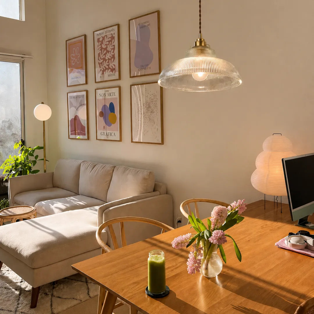 Pendente Halo cristal sobre mesa de jantar de madeira em sala integrada com sofá bege, quadros decorativos e vaso de flores — Luminária Pendente Vidro Cobre Retrô Nórdica Halo — Tonzi