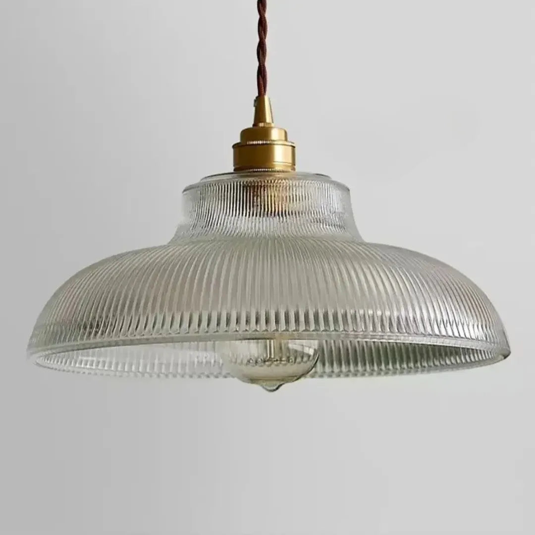 Close-up do pendente Halo cristal destacando o vidro estriado, a canopla em cobre polido e o fio trançado em fundo neutro — Luminária Pendente Vidro Cobre Retrô Nórdica Halo — Tonzi